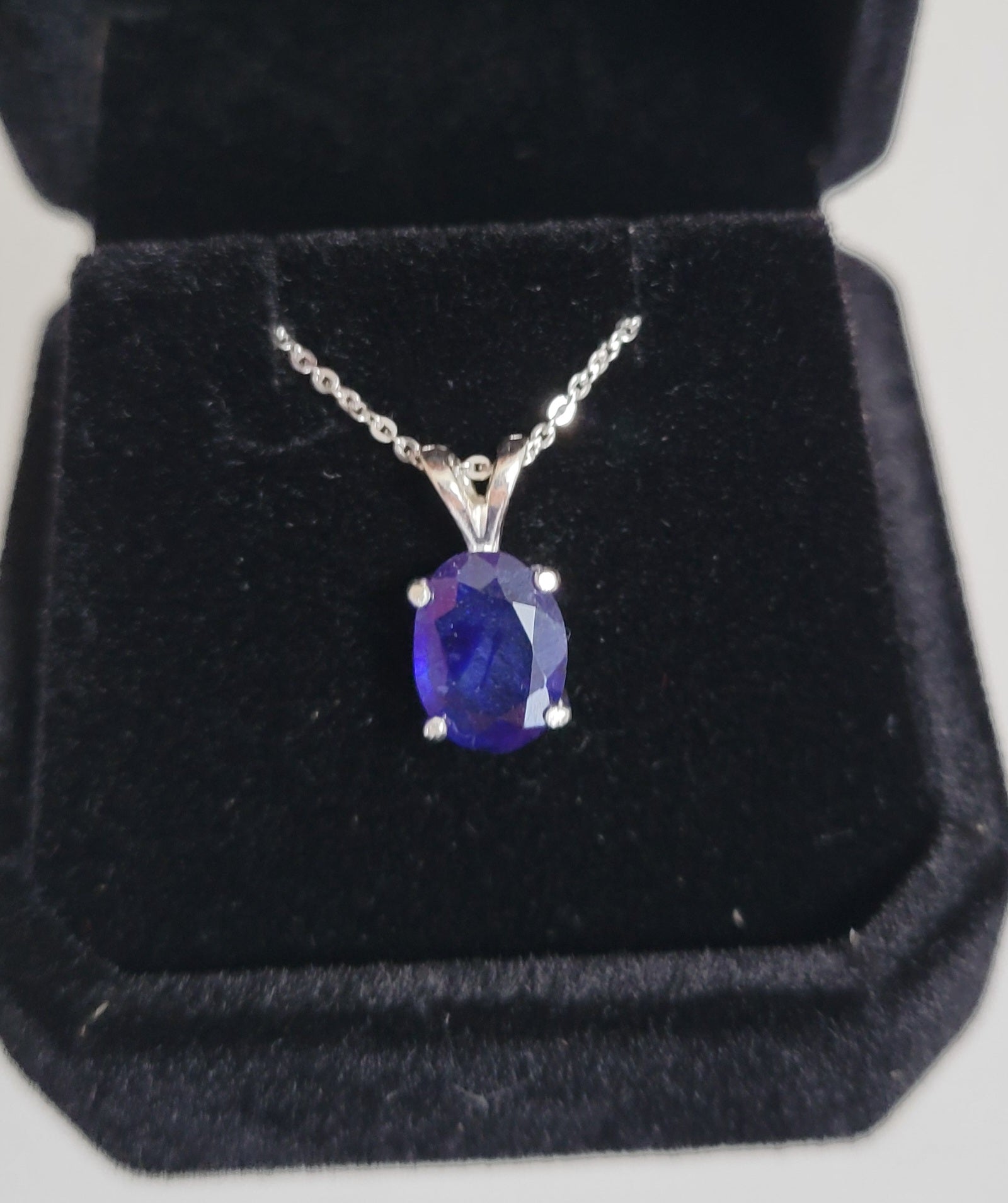 New 2ct Natural Blue Sapphire Pendant with a chain