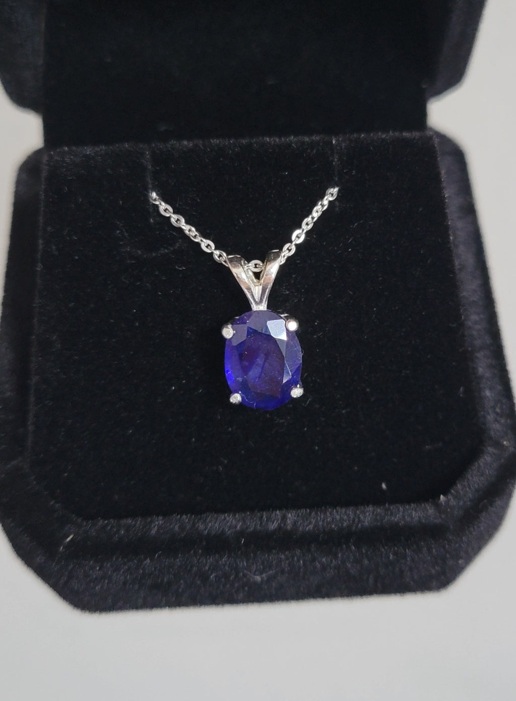 New 2ct Natural Blue Sapphire Pendant with a chain