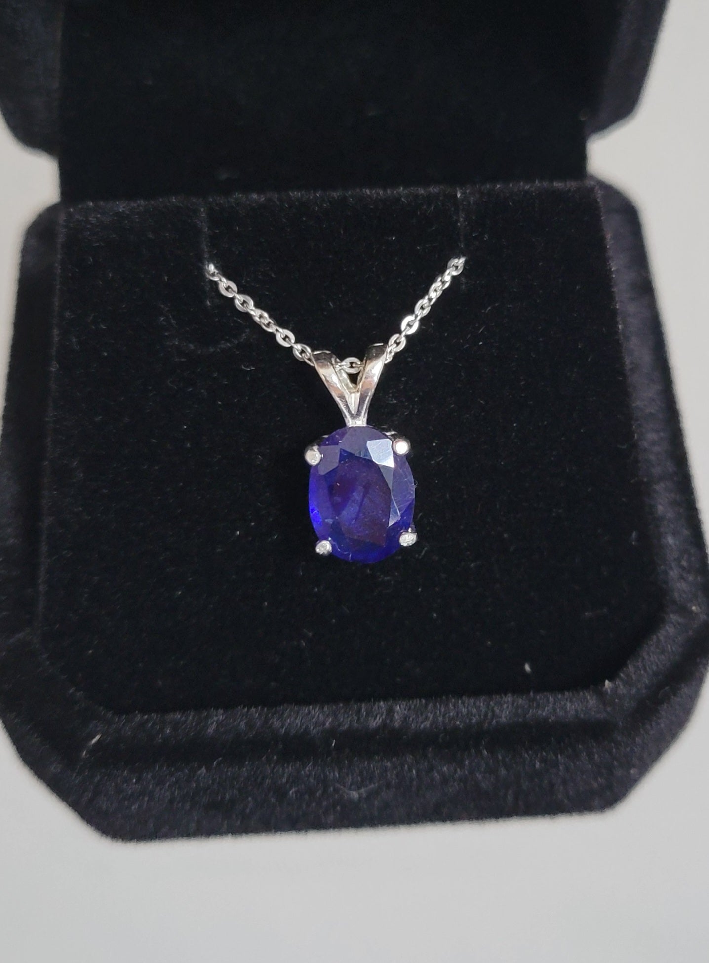New 2ct Natural Blue Sapphire Pendant with a chain