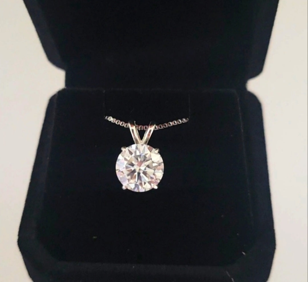 New 3ct Certified Moissanite Pendant With A Chain!