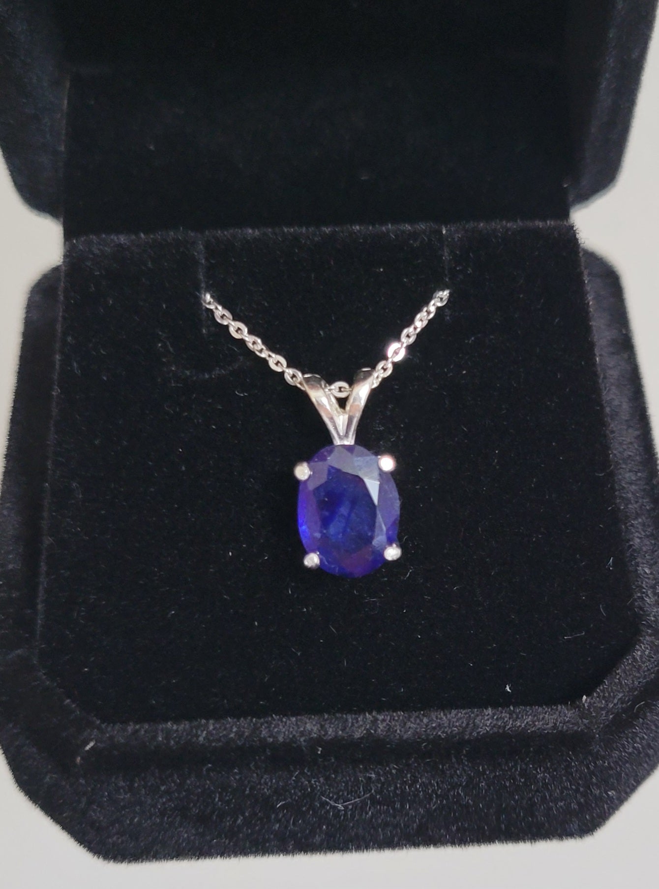 New 2ct Natural Blue Sapphire Pendant with a chain