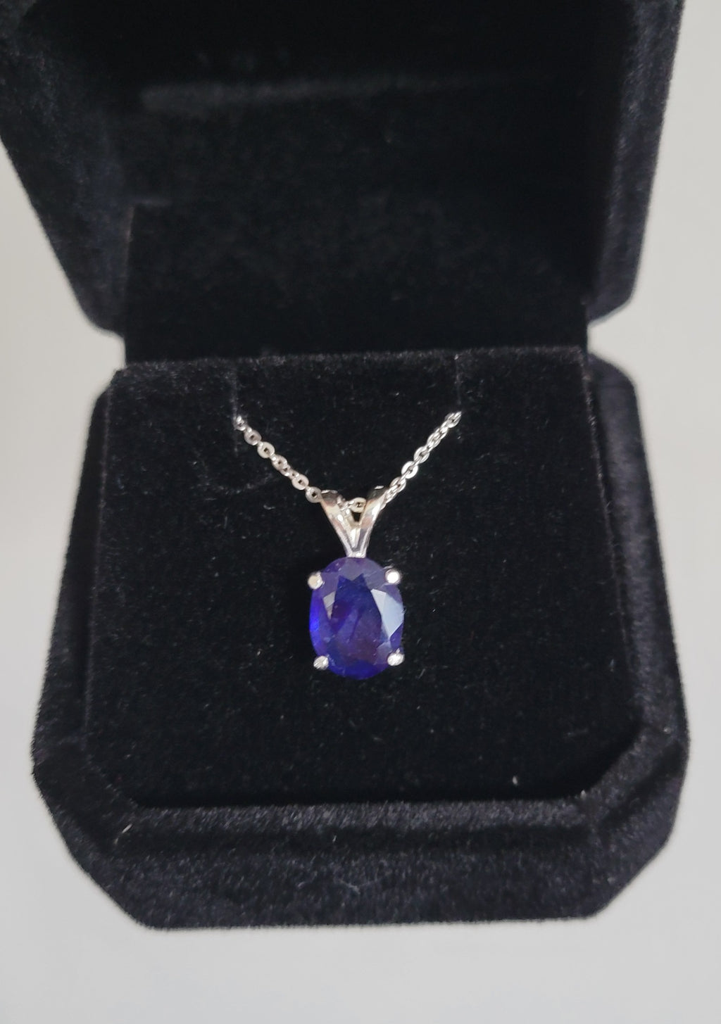 New 2ct Natural Blue Sapphire Pendant with a chain