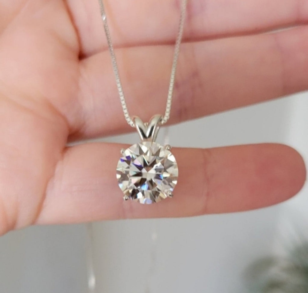 New 3ct Certified Moissanite Pendant With A Chain!