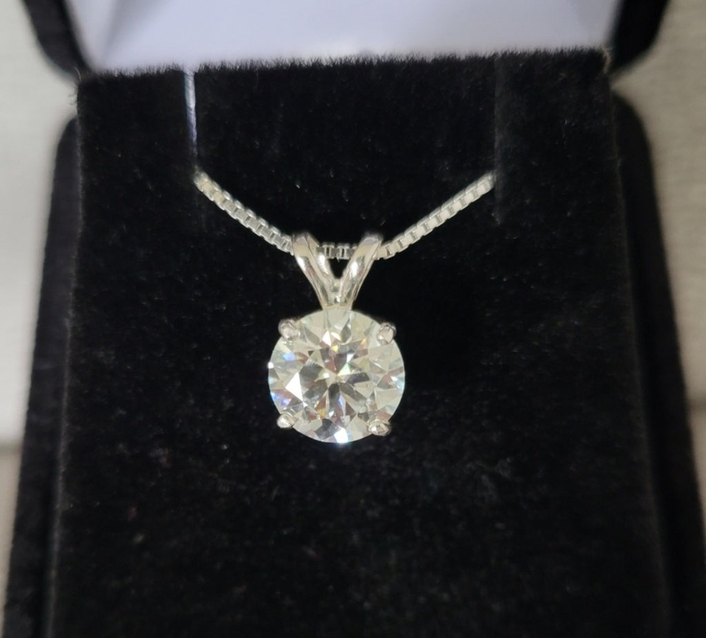New 3ct Certified Moissanite Pendant With A Chain!