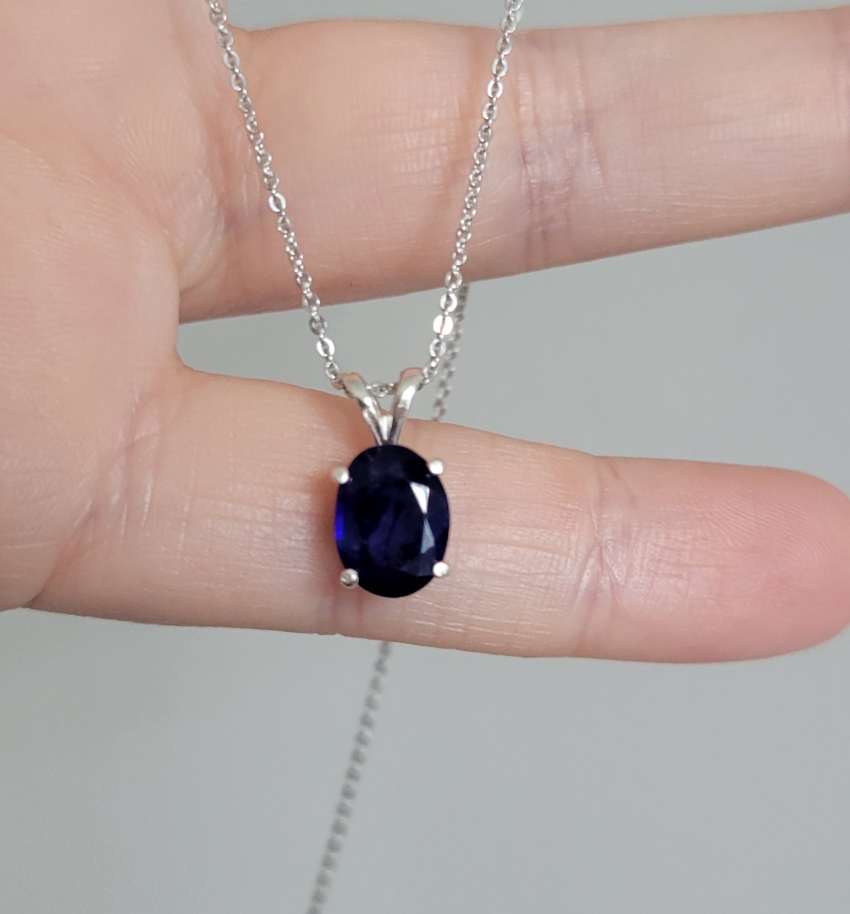 New 2ct Natural Blue Sapphire Pendant with a chain